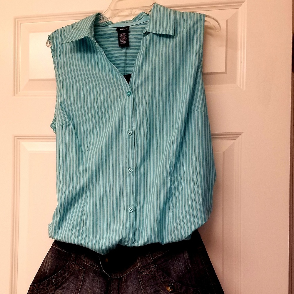 Sleeveless dress shirt